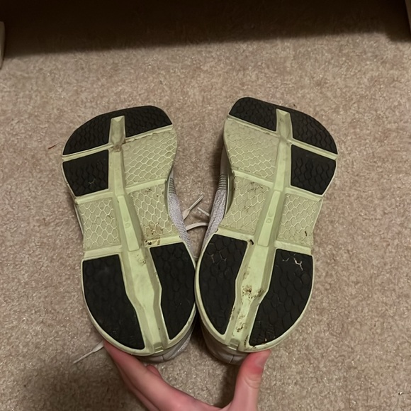 On Women's Running Shoes - Picture 6 of 8